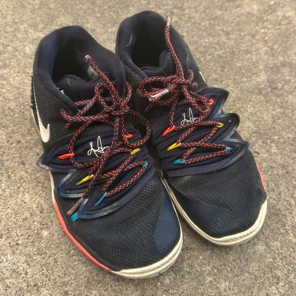 Boys Size 2Y Nike Kyrie Friends shoes